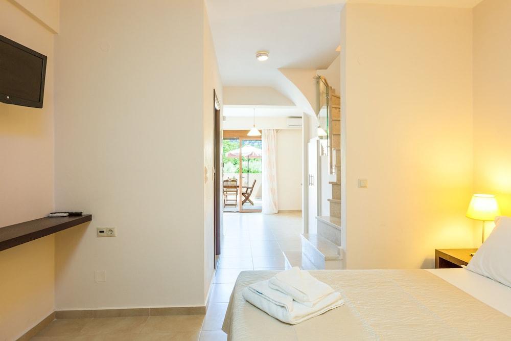 Pantheon Villas&Suites Vlikhádha Esterno foto